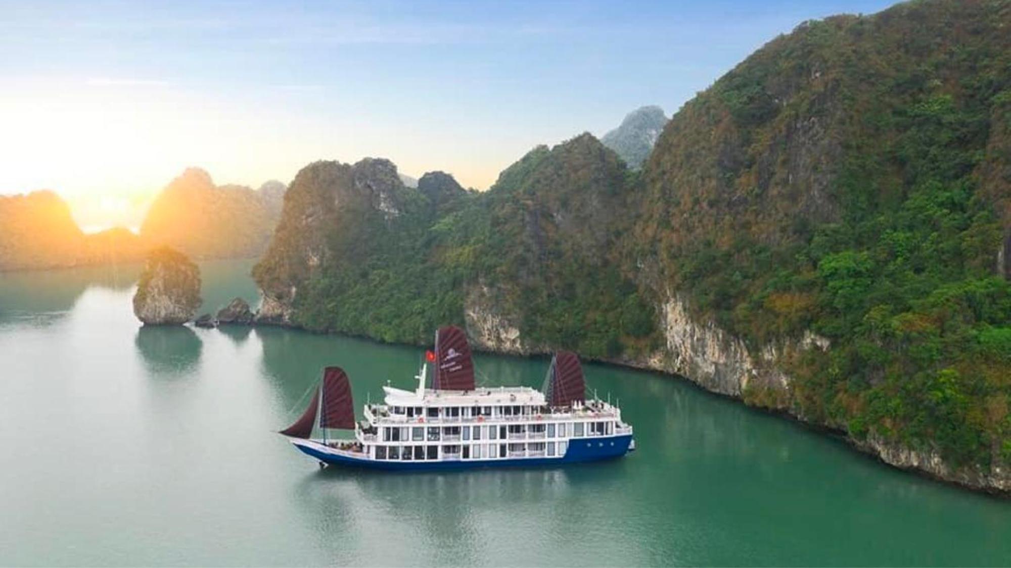 Отель Lotus Elegance Cruise Халонг Экстерьер фото